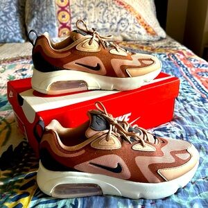 Nike Women’s Air Max 200 (Size 8)